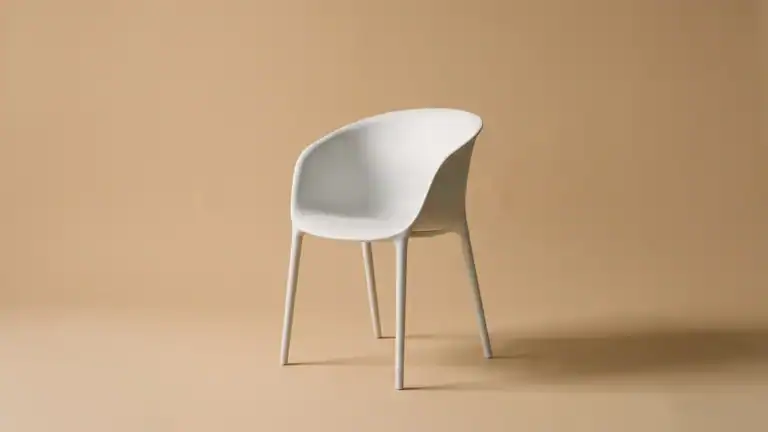 Silla moderna minimalista, bodegón editorial — aprender a vivir solo con criterio — unente