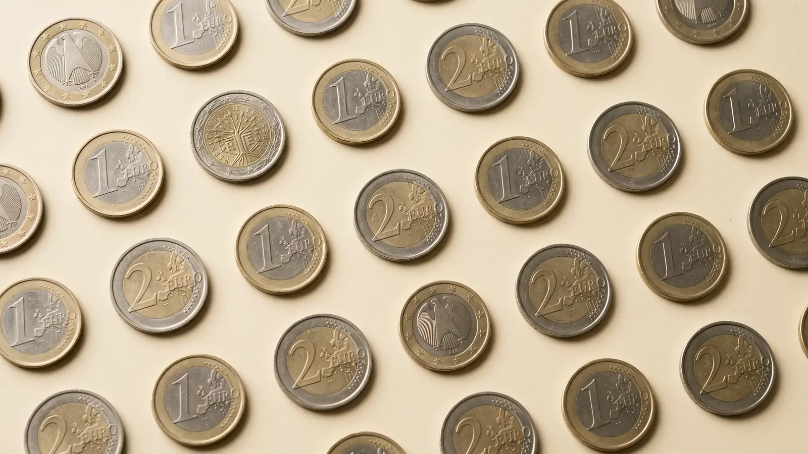 Patrón repetitivo de monedas de uno y dos euros, reparto del sobrecoste de 932 € al mes de la tasa single