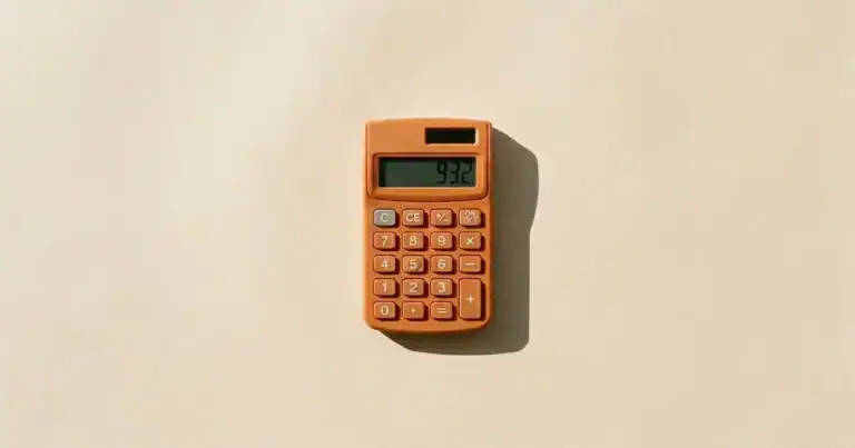 Calculadora naranja sobre fondo beige marcando 932, bodegón editorial — Tasa Single — unente
