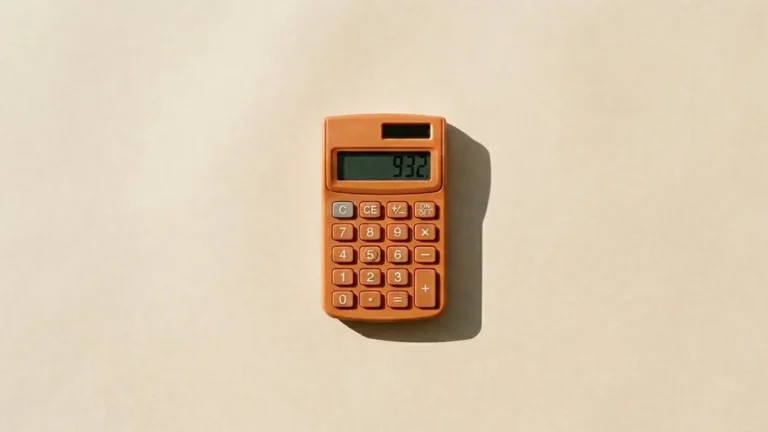 Calculadora con la cifra 932 en pantalla, sobrecoste mensual de la tasa single en España al vivir solo