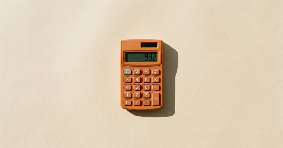 Calculadora con la cifra 932 en pantalla, sobrecoste mensual de la tasa single en España al vivir solo